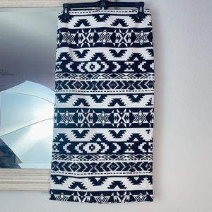 Express black and white tribal/geometric skirt